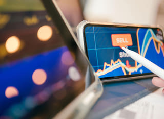 Operatore su più mercati che esamina Bitcoin, Ethereum e opzioni sul forex